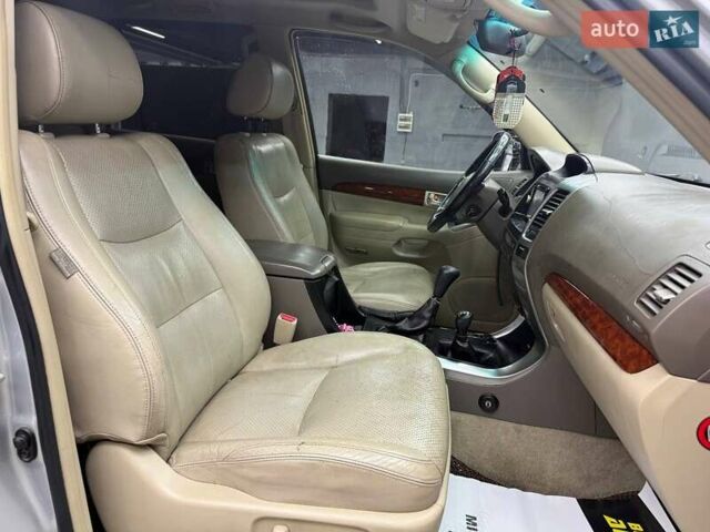 Серый Тойота Ленд Крузер Прадо, объемом двигателя 3.96 л и пробегом 229 тыс. км за 14200 $, фото 17 на Automoto.ua