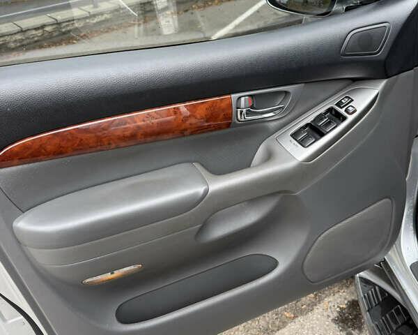 Серый Тойота Ленд Крузер Прадо, объемом двигателя 3.96 л и пробегом 147 тыс. км за 20500 $, фото 16 на Automoto.ua