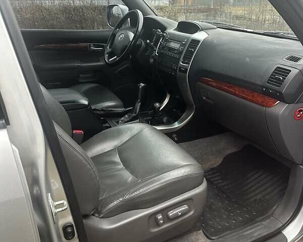 Серый Тойота Ленд Крузер Прадо, объемом двигателя 3.96 л и пробегом 215 тыс. км за 18500 $, фото 14 на Automoto.ua