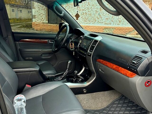 Серый Тойота Ленд Крузер Прадо, объемом двигателя 4 л и пробегом 291 тыс. км за 15500 $, фото 4 на Automoto.ua