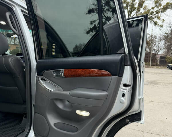 Сірий Тойота Ленд Крузер Прадо, об'ємом двигуна 4 л та пробігом 203 тис. км за 15499 $, фото 49 на Automoto.ua