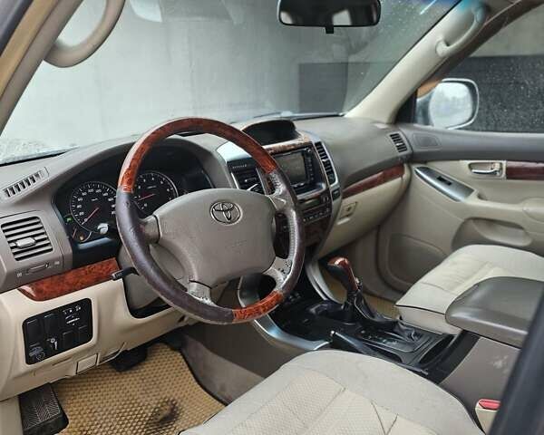 Серый Тойота Ленд Крузер Прадо, объемом двигателя 4 л и пробегом 335 тыс. км за 11550 $, фото 17 на Automoto.ua