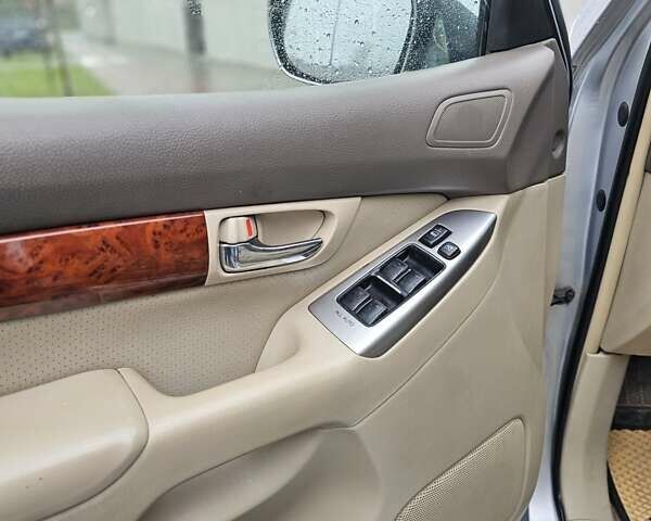 Серый Тойота Ленд Крузер Прадо, объемом двигателя 4 л и пробегом 335 тыс. км за 11550 $, фото 11 на Automoto.ua