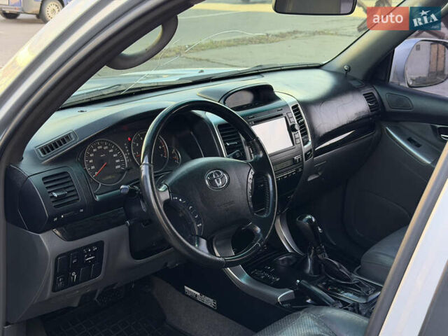 Сірий Тойота Ленд Крузер Прадо, об'ємом двигуна 4 л та пробігом 299 тис. км за 12999 $, фото 14 на Automoto.ua
