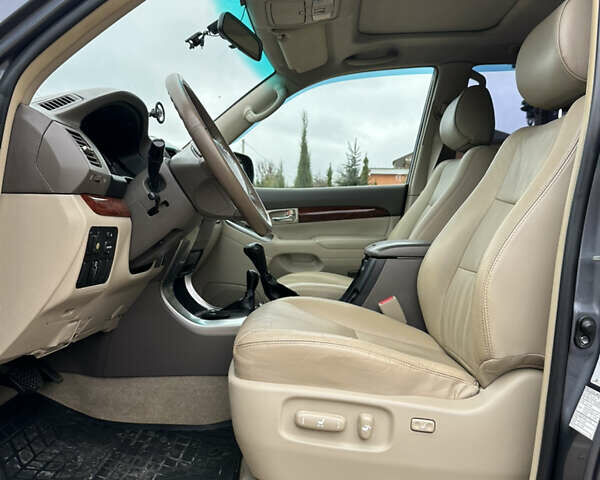 Серый Тойота Ленд Крузер Прадо, объемом двигателя 4 л и пробегом 298 тыс. км за 15300 $, фото 45 на Automoto.ua