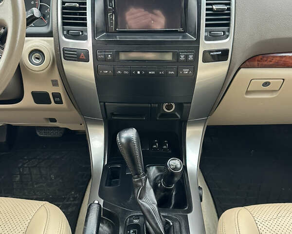 Серый Тойота Ленд Крузер Прадо, объемом двигателя 4 л и пробегом 298 тыс. км за 15300 $, фото 53 на Automoto.ua