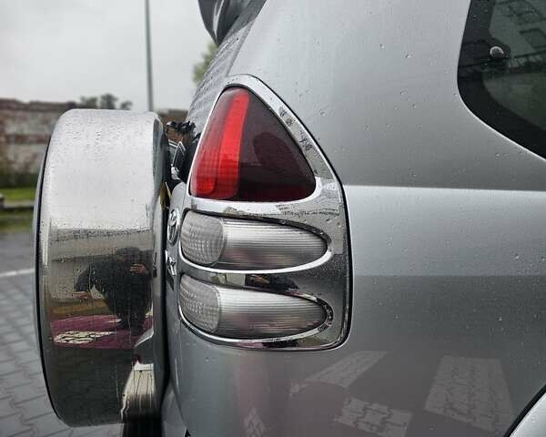 Серый Тойота Ленд Крузер Прадо, объемом двигателя 4 л и пробегом 335 тыс. км за 11550 $, фото 13 на Automoto.ua