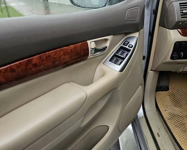 Серый Тойота Ленд Крузер Прадо, объемом двигателя 4 л и пробегом 335 тыс. км за 11550 $, фото 18 на Automoto.ua