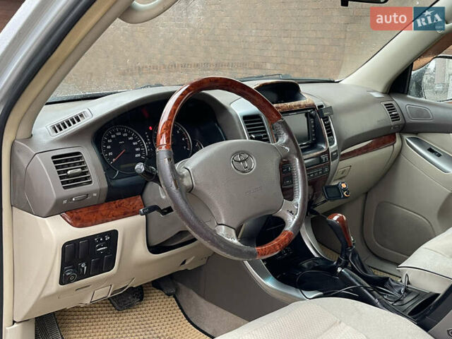 Серый Тойота Ленд Крузер Прадо, объемом двигателя 3.96 л и пробегом 305 тыс. км за 16300 $, фото 16 на Automoto.ua