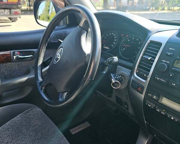 Серый Тойота Ленд Крузер Прадо, объемом двигателя 4 л и пробегом 257 тыс. км за 17000 $, фото 1 на Automoto.ua