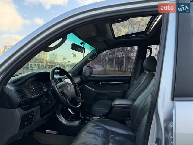 Сірий Тойота Ленд Крузер Прадо, об'ємом двигуна 4 л та пробігом 299 тис. км за 12999 $, фото 24 на Automoto.ua