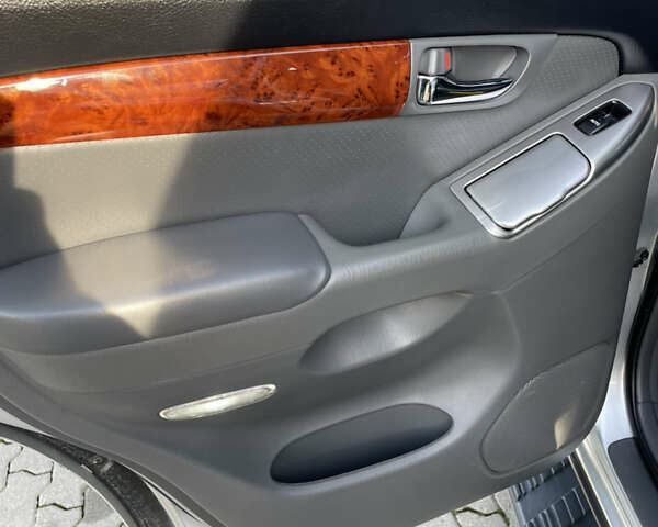 Серый Тойота Ленд Крузер Прадо, объемом двигателя 4 л и пробегом 298 тыс. км за 16500 $, фото 18 на Automoto.ua