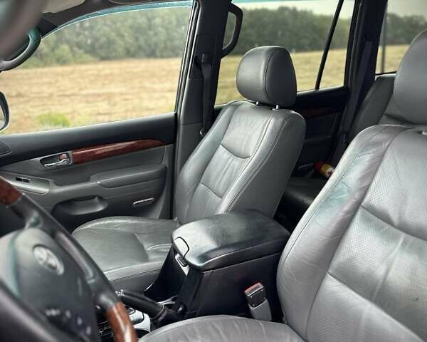 Серый Тойота Ленд Крузер Прадо, объемом двигателя 4 л и пробегом 245 тыс. км за 17000 $, фото 13 на Automoto.ua