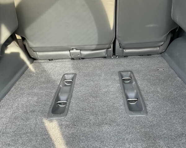 Серый Тойота Ленд Крузер Прадо, объемом двигателя 4 л и пробегом 298 тыс. км за 16500 $, фото 17 на Automoto.ua