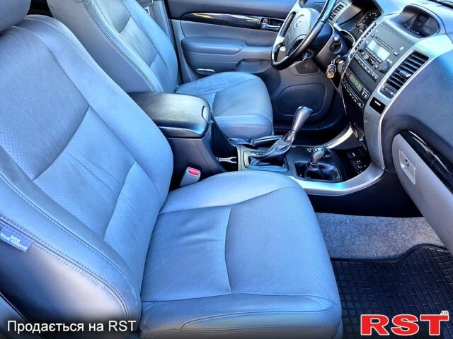 Серый Тойота Ленд Крузер Прадо, объемом двигателя 4 л и пробегом 139 тыс. км за 19700 $, фото 6 на Automoto.ua