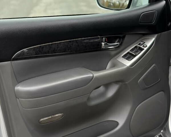 Серый Тойота Ленд Крузер Прадо, объемом двигателя 4 л и пробегом 330 тыс. км за 13350 $, фото 16 на Automoto.ua