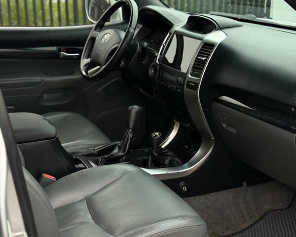 Серый Тойота Ленд Крузер Прадо, объемом двигателя 4 л и пробегом 330 тыс. км за 13350 $, фото 12 на Automoto.ua