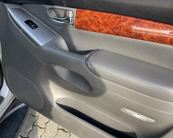 Серый Тойота Ленд Крузер Прадо, объемом двигателя 4 л и пробегом 298 тыс. км за 16500 $, фото 24 на Automoto.ua