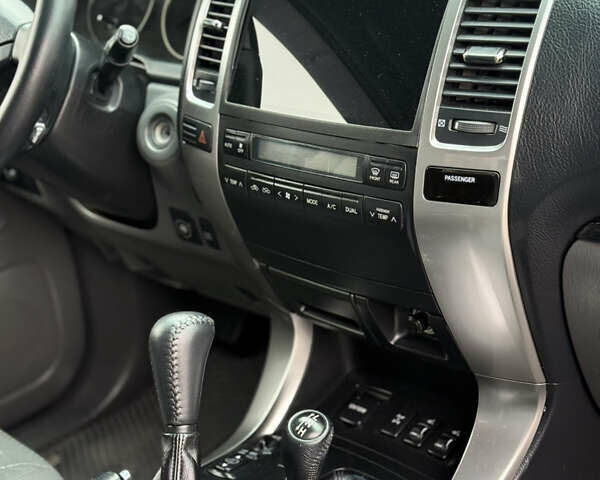 Серый Тойота Ленд Крузер Прадо, объемом двигателя 4 л и пробегом 330 тыс. км за 13350 $, фото 20 на Automoto.ua