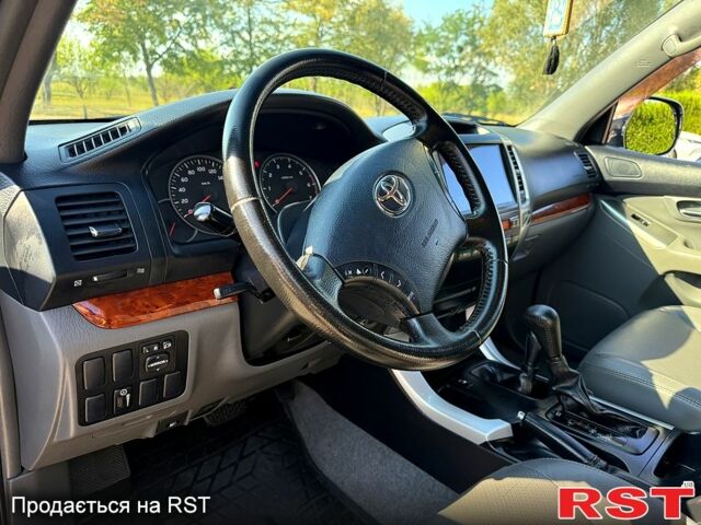 Серый Тойота Ленд Крузер Прадо, объемом двигателя 4 л и пробегом 229 тыс. км за 17400 $, фото 2 на Automoto.ua