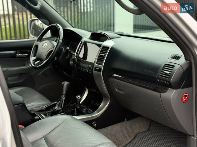 Серый Тойота Ленд Крузер Прадо, объемом двигателя 4 л и пробегом 330 тыс. км за 13350 $, фото 13 на Automoto.ua