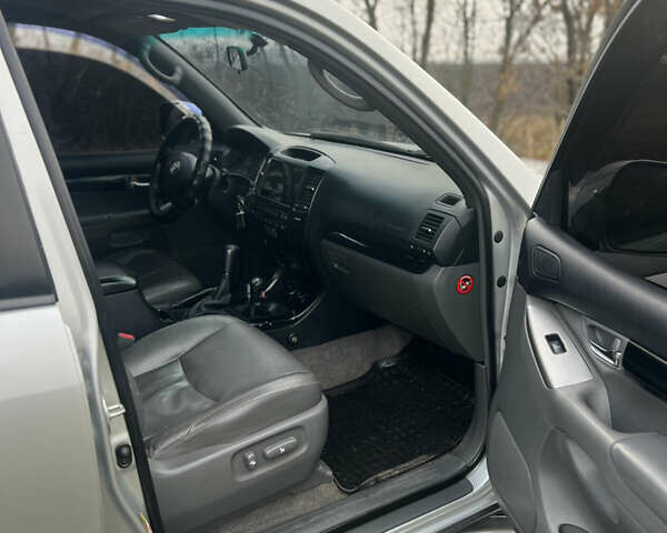 Сірий Тойота Ленд Крузер Прадо, об'ємом двигуна 3.96 л та пробігом 329 тис. км за 16000 $, фото 9 на Automoto.ua