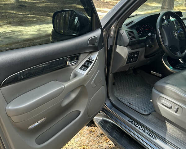 Серый Тойота Ленд Крузер Прадо, объемом двигателя 4 л и пробегом 360 тыс. км за 21000 $, фото 6 на Automoto.ua