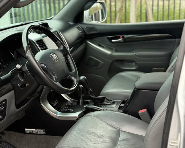 Серый Тойота Ленд Крузер Прадо, объемом двигателя 4 л и пробегом 330 тыс. км за 13350 $, фото 15 на Automoto.ua