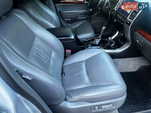 Серый Тойота Ленд Крузер Прадо, объемом двигателя 3.96 л и пробегом 200 тыс. км за 15900 $, фото 2 на Automoto.ua