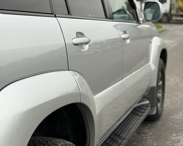 Серый Тойота Ленд Крузер Прадо, объемом двигателя 4 л и пробегом 330 тыс. км за 13350 $, фото 8 на Automoto.ua