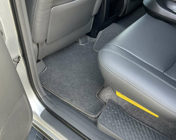 Серый Тойота Ленд Крузер Прадо, объемом двигателя 4 л и пробегом 298 тыс. км за 16500 $, фото 13 на Automoto.ua