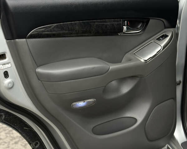 Серый Тойота Ленд Крузер Прадо, объемом двигателя 4 л и пробегом 330 тыс. км за 13350 $, фото 29 на Automoto.ua