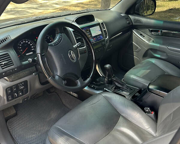 Серый Тойота Ленд Крузер Прадо, объемом двигателя 4 л и пробегом 360 тыс. км за 21000 $, фото 3 на Automoto.ua