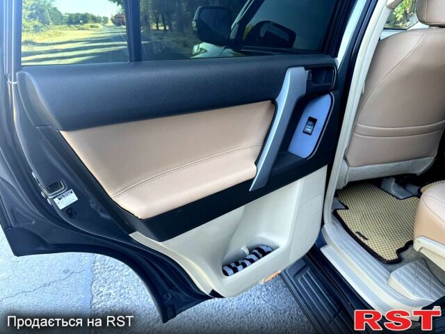 Серый Тойота Ленд Крузер Прадо, объемом двигателя 2.7 л и пробегом 255 тыс. км за 21900 $, фото 10 на Automoto.ua