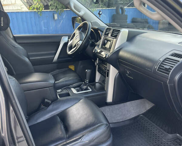 Серый Тойота Ленд Крузер Прадо, объемом двигателя 3 л и пробегом 478 тыс. км за 21500 $, фото 9 на Automoto.ua