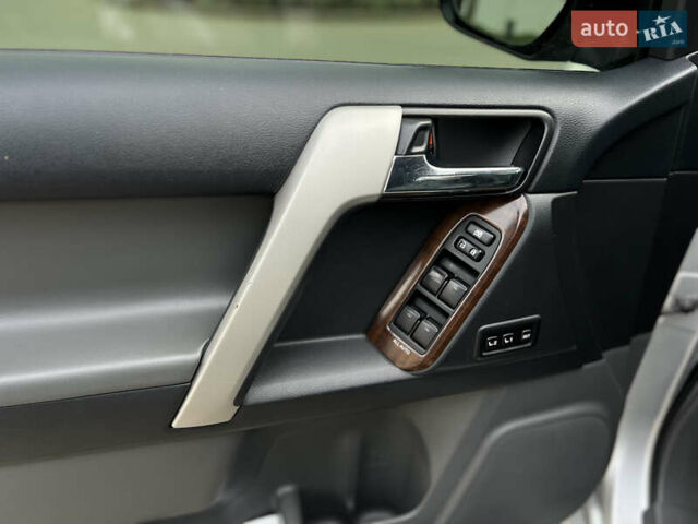 Серый Тойота Ленд Крузер Прадо, объемом двигателя 4 л и пробегом 220 тыс. км за 24300 $, фото 19 на Automoto.ua