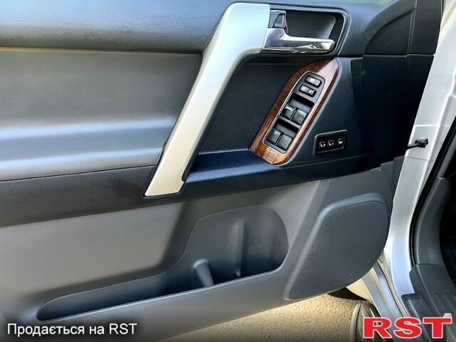 Серый Тойота Ленд Крузер Прадо, объемом двигателя 4 л и пробегом 272 тыс. км за 22700 $, фото 12 на Automoto.ua