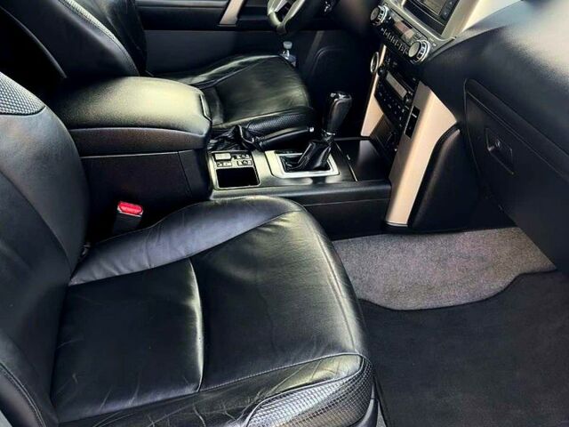 Сірий Тойота Ленд Крузер Прадо, об'ємом двигуна 4 л та пробігом 240 тис. км за 22950 $, фото 2 на Automoto.ua