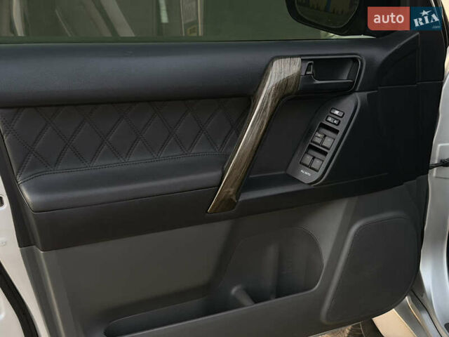 Серый Тойота Ленд Крузер Прадо, объемом двигателя 3 л и пробегом 243 тыс. км за 21500 $, фото 11 на Automoto.ua