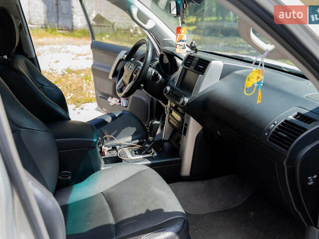 Тойота Ленд Крузер Прадо 2012 в Житомире на Automoto.ua Серый Тойота Ленд Крузер Прадо, объемом двигателя 2.98 л и пробегом 185 тыс. км за 22000 $, фото 5 на Automoto.ua