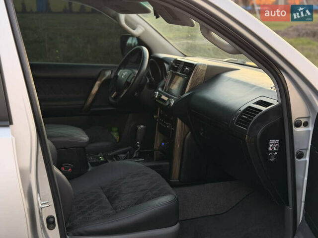 Серый Тойота Ленд Крузер Прадо, объемом двигателя 3 л и пробегом 243 тыс. км за 21500 $, фото 6 на Automoto.ua