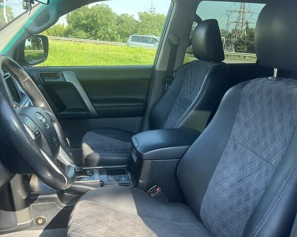 Серый Тойота Ленд Крузер Прадо, объемом двигателя 3 л и пробегом 242 тыс. км за 24800 $, фото 7 на Automoto.ua