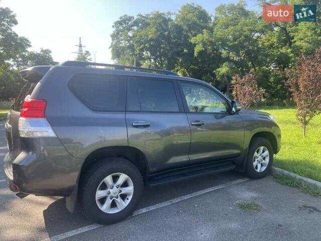 Серый Тойота Ленд Крузер Прадо, объемом двигателя 3 л и пробегом 242 тыс. км за 24800 $, фото 3 на Automoto.ua
