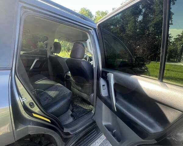 Серый Тойота Ленд Крузер Прадо, объемом двигателя 3 л и пробегом 242 тыс. км за 24800 $, фото 9 на Automoto.ua