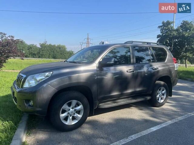 Серый Тойота Ленд Крузер Прадо, объемом двигателя 3 л и пробегом 242 тыс. км за 24800 $, фото 14 на Automoto.ua