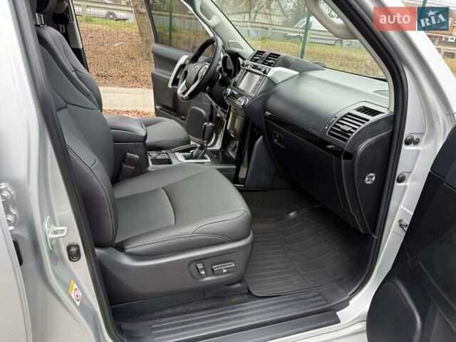 Серый Тойота Ленд Крузер Прадо, объемом двигателя 2.8 л и пробегом 219 тыс. км за 29900 $, фото 28 на Automoto.ua