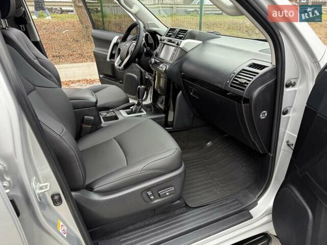 Серый Тойота Ленд Крузер Прадо, объемом двигателя 2.8 л и пробегом 219 тыс. км за 29900 $, фото 27 на Automoto.ua