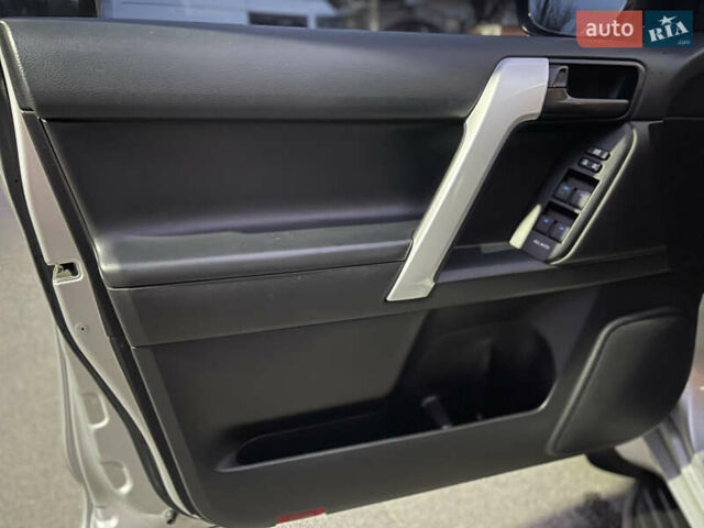 Серый Тойота Ленд Крузер Прадо, объемом двигателя 2.8 л и пробегом 144 тыс. км за 37000 $, фото 27 на Automoto.ua