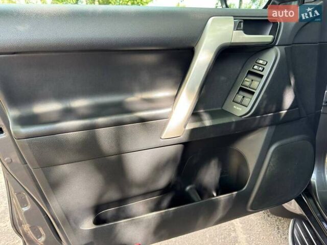 Сірий Тойота Ленд Крузер Прадо, об'ємом двигуна 4 л та пробігом 129 тис. км за 39980 $, фото 40 на Automoto.ua