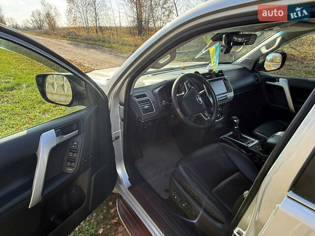 Сірий Тойота Ленд Крузер Прадо, об'ємом двигуна 4 л та пробігом 111 тис. км за 51000 $, фото 3 на Automoto.ua